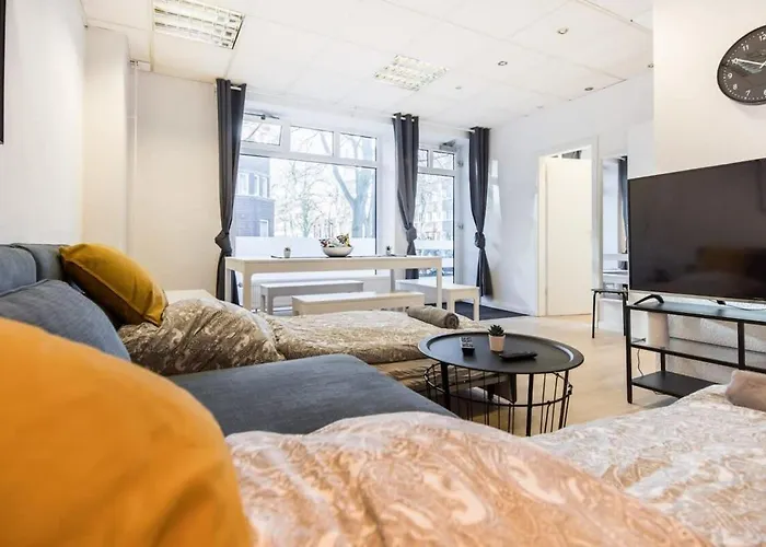 Spacious Two BR Close To Stadtpark&Street Parking