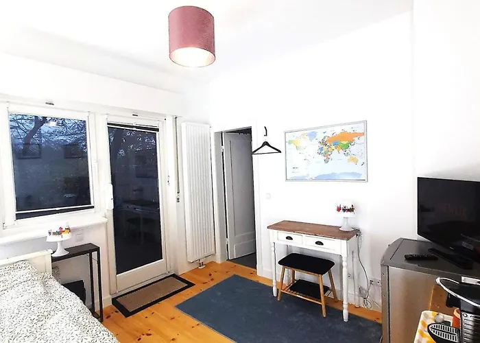 Central Private Cozy Room W Own Entrance, Spacious Bathroom, On-Site Parking, 450M To Nearest Bus Stop