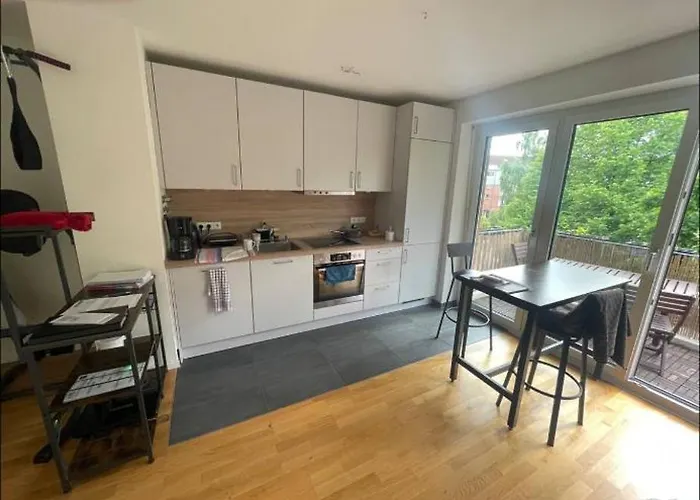 Modernes Neubauapartment Mit Balkon In Ruhiger Lage Nahe Dem Flughafen