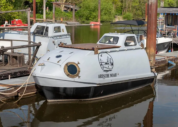 Ausgbebautes Rettungsboot Ardsche Noah