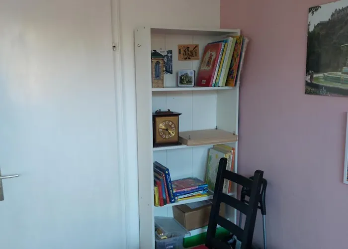 kleines Zimmer in einer Wohnung mit gemeinsamen Bad und Küche