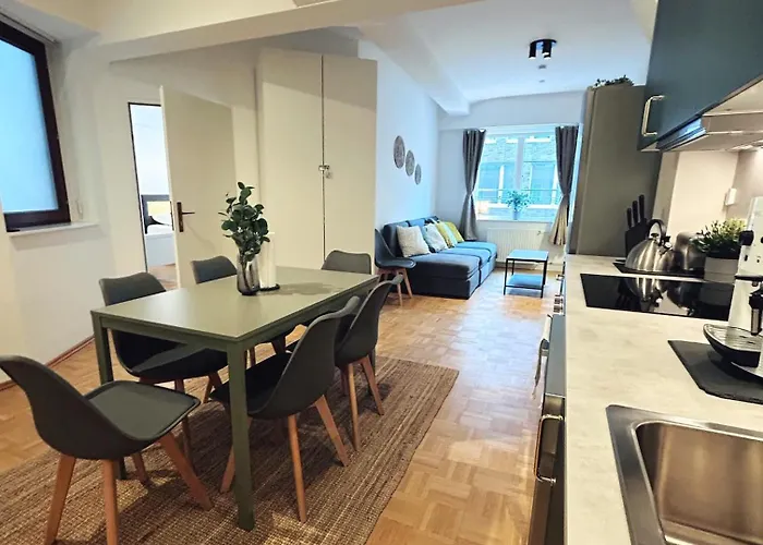Central City Apartment For 8 In Hamburg