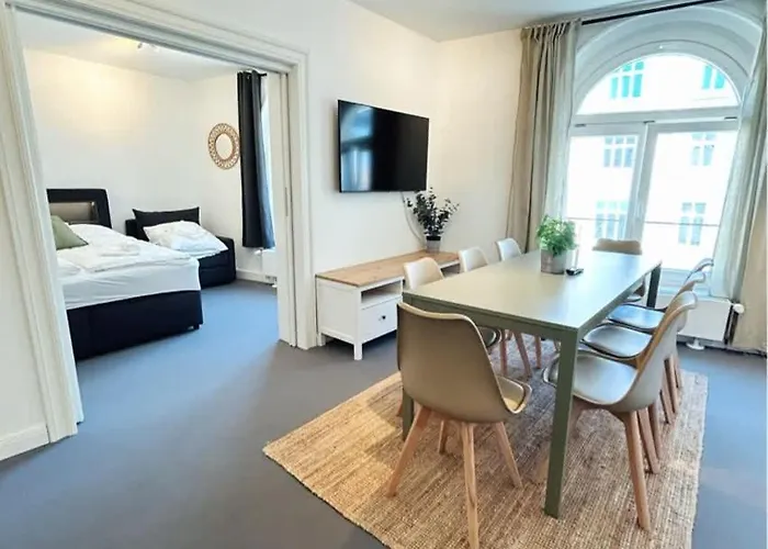 Modern 3-Bedroom Near Alster Hamburg For Up To 10